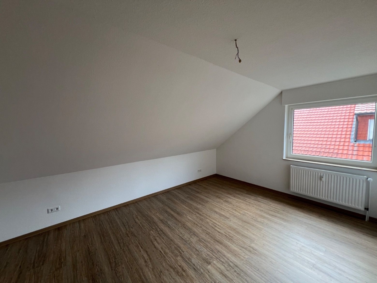 Helles Dachzimmer mit Fenster