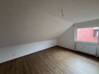 Helles Dachzimmer mit Fenster