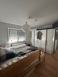 Helles Schlafzimmer mit Schrank