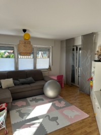 Helles Wohnzimmer mit Sofa