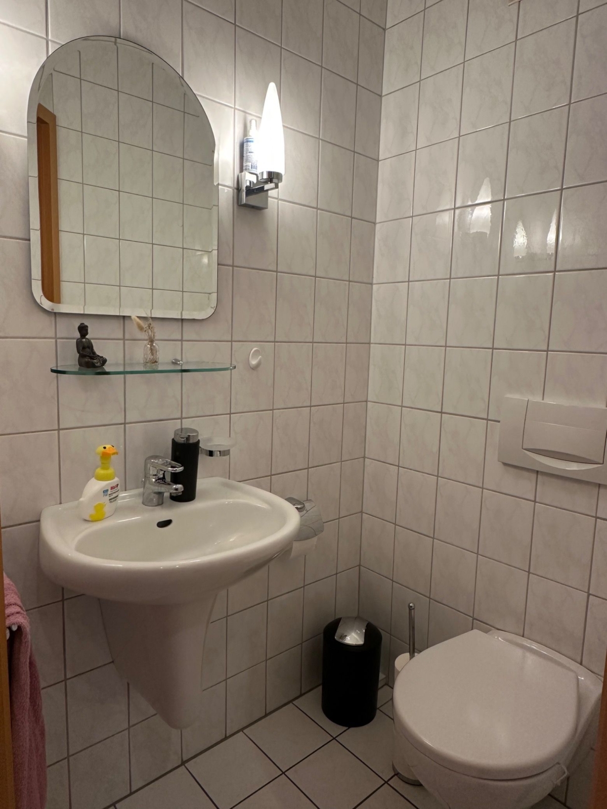 Helles Badezimmer mit WC