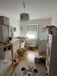 Kinderzimmer mit Spielzeug