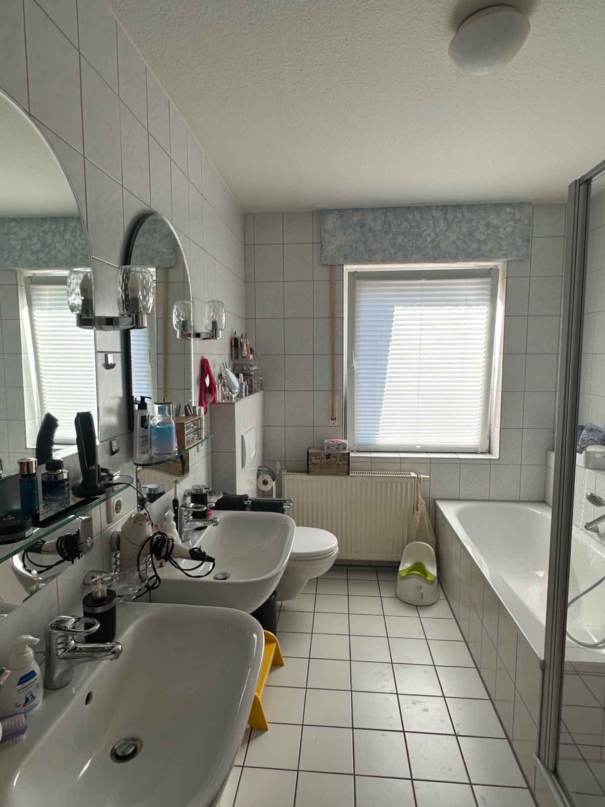 Helles Badezimmer mit Fenster