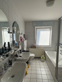 Helles Badezimmer mit Fenster