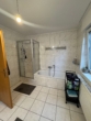 Helles Badezimmer mit Dusche - Großzügige 3-Zimmer Erdgeschosswohnung in schöner Lage!