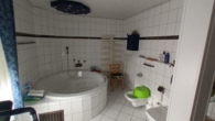 Helles Badezimmer mit Wanne
