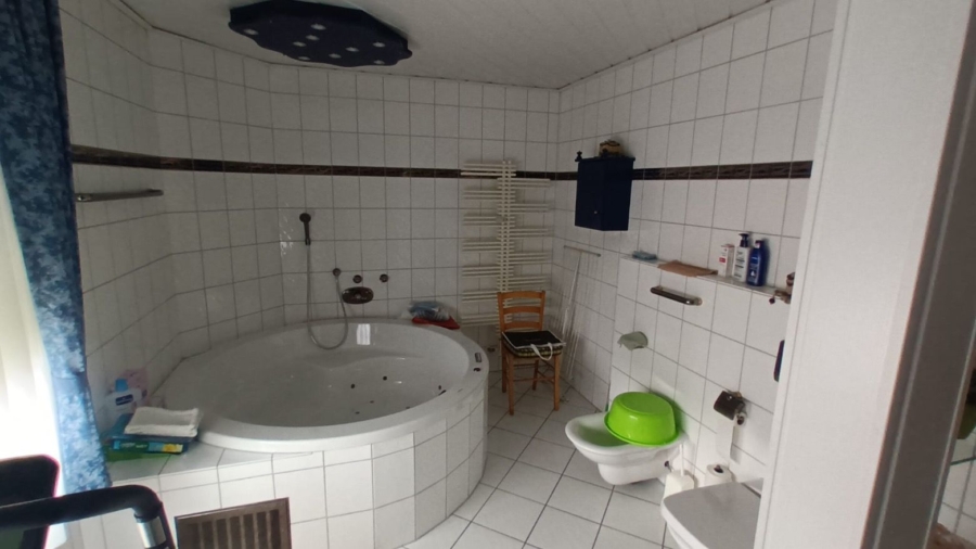 Helles Badezimmer mit Wanne