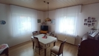 Helles Wohnzimmer mit Tisch