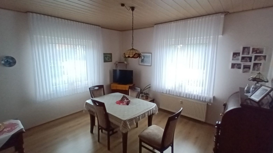 Helles Wohnzimmer mit Tisch