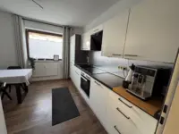 Moderne Küche mit Essbereich