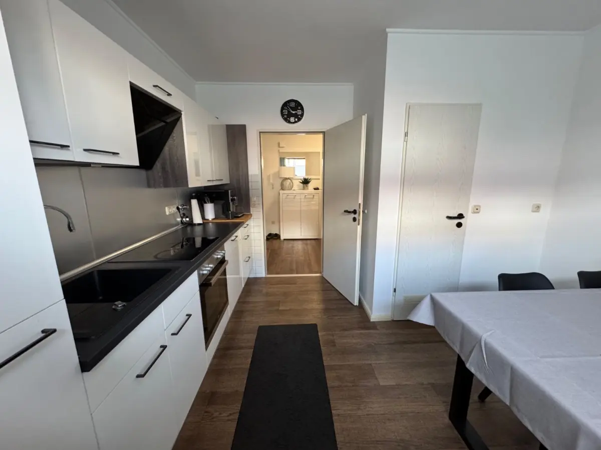Moderne Küche mit Essbereich