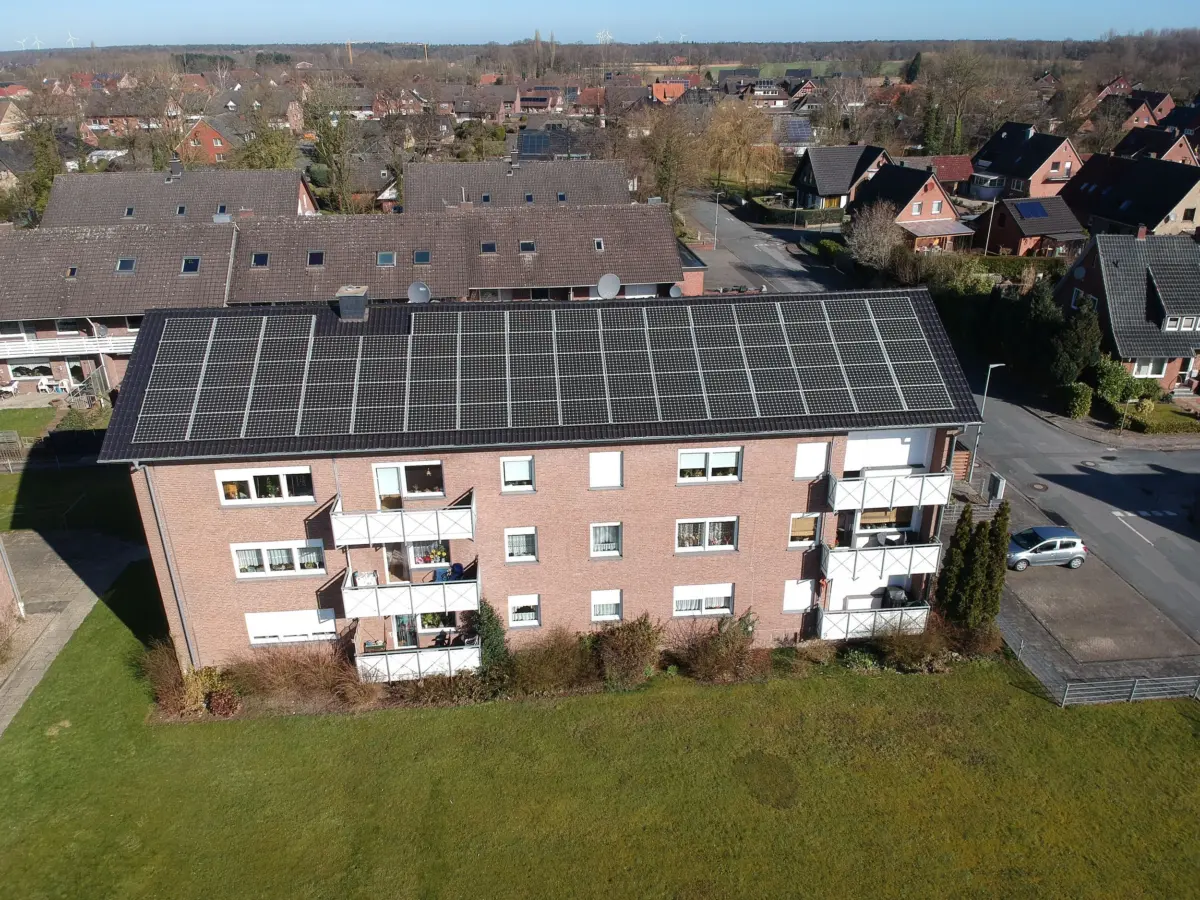 Wohngebäude mit Solarpanelen