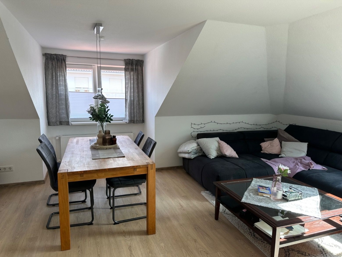 Wohnzimmer mit Dachschräge