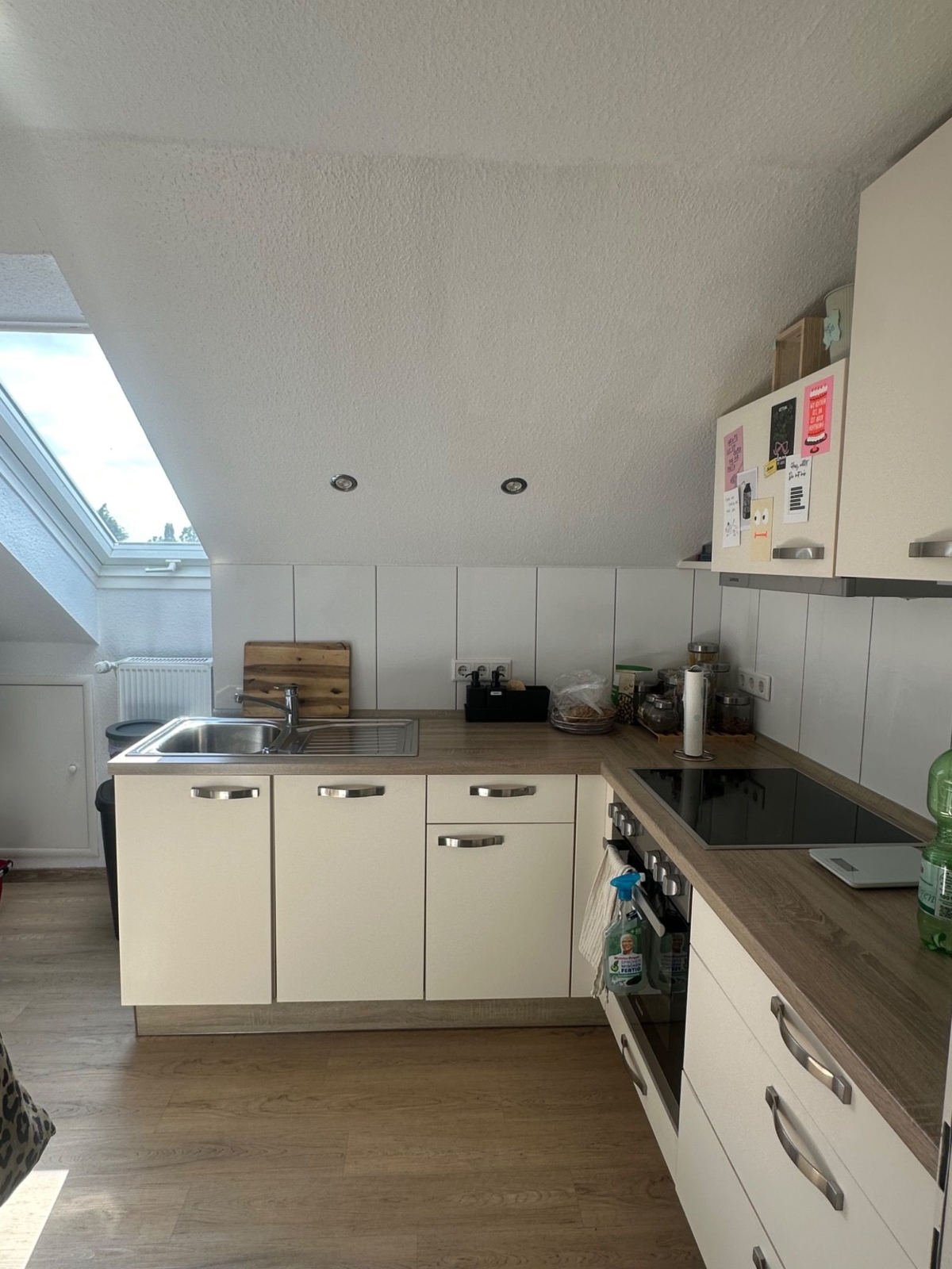 Helle Dachküche mit Fenster