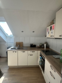 Helle Dachküche mit Fenster