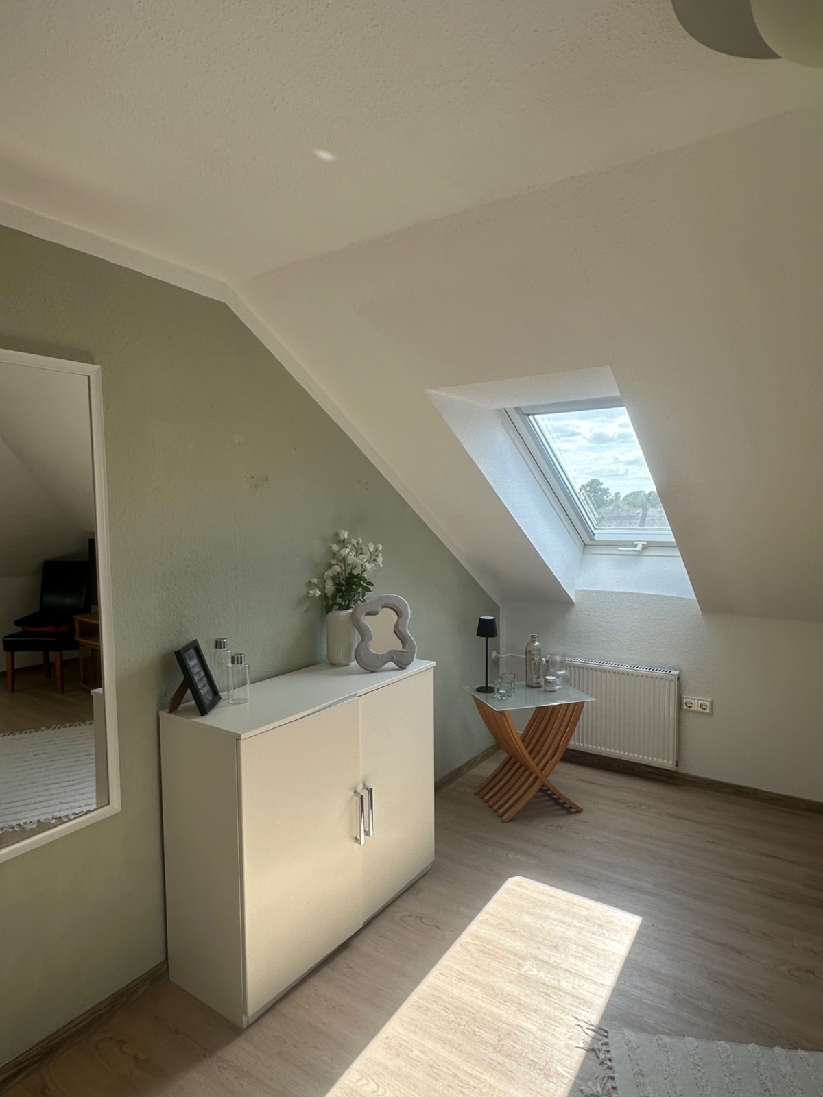 Helles Dachzimmer