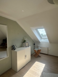 Helles Dachzimmer