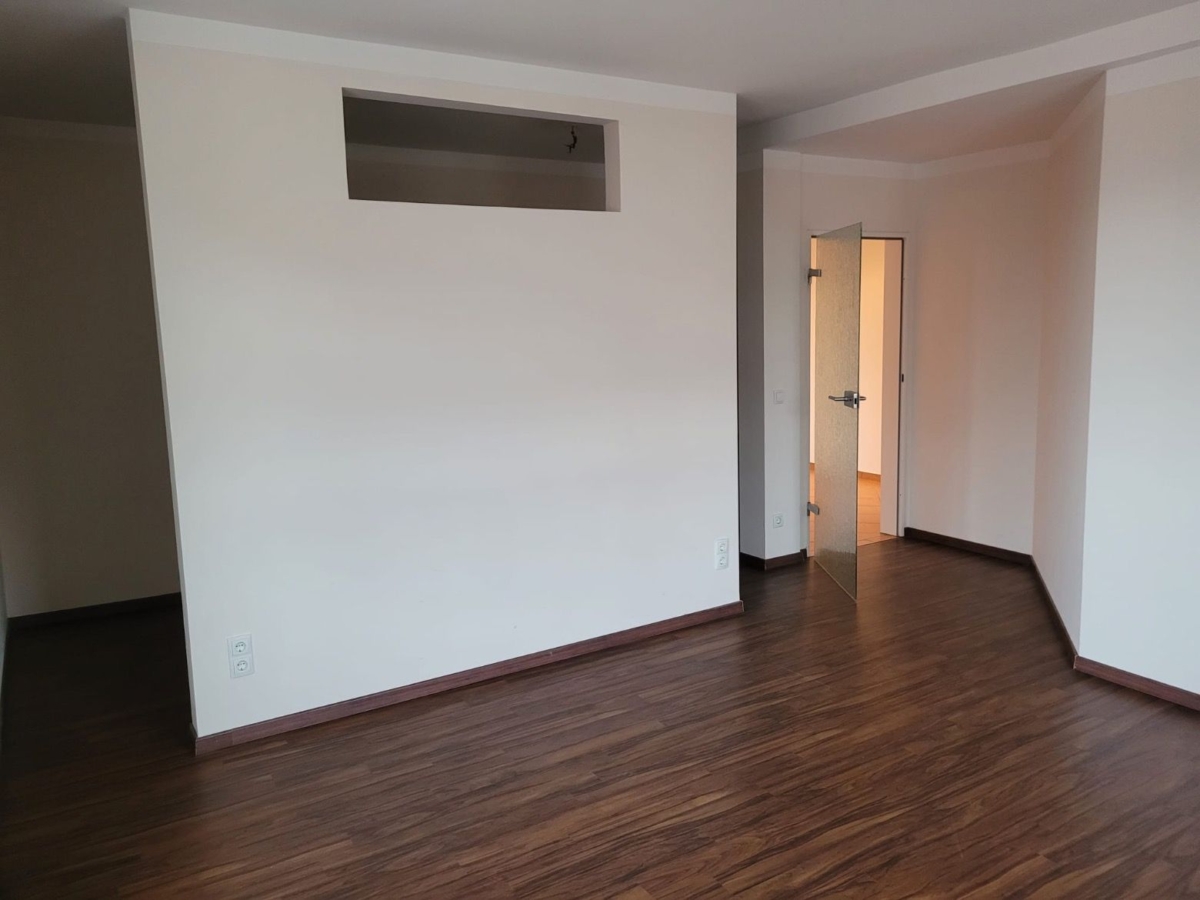 Leere Wohnung mit Holzboden