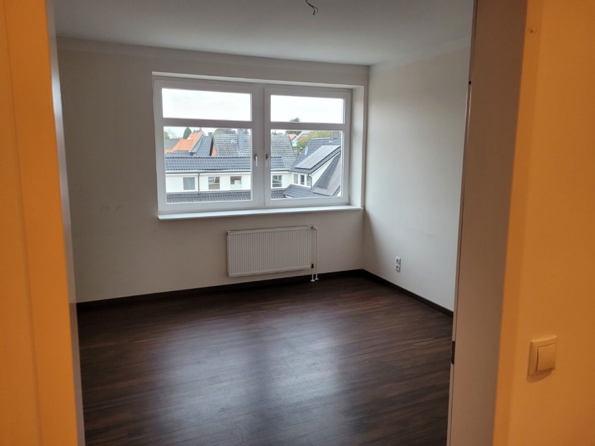 Helles Zimmer mit Fenster