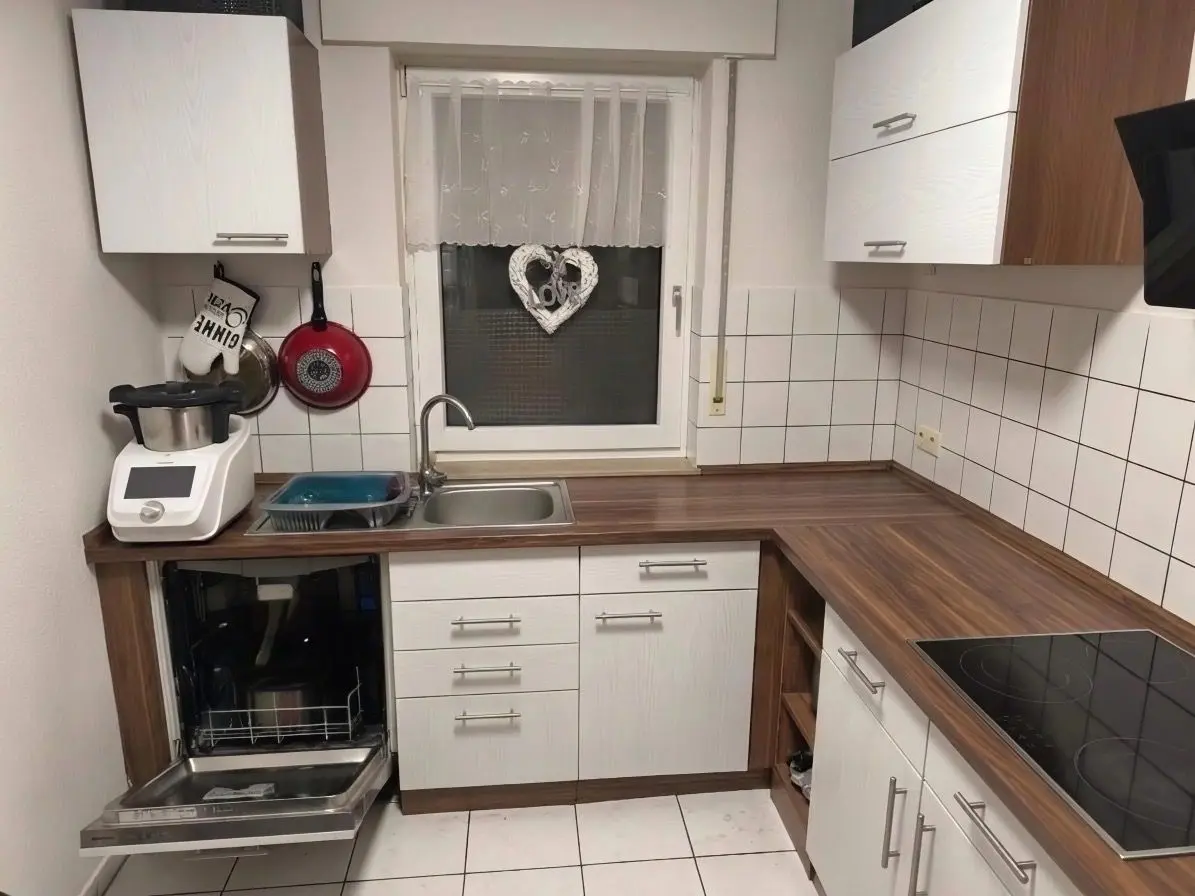 Moderne Küche mit Geräten