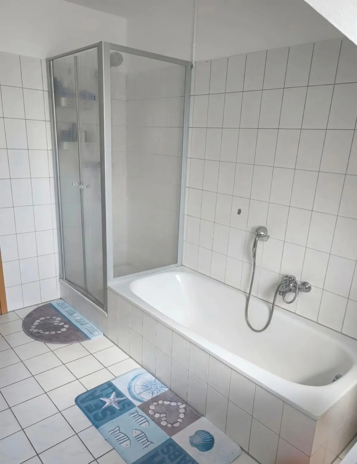 Helles Badezimmer mit Wanne
