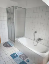 Helles Badezimmer mit Wanne