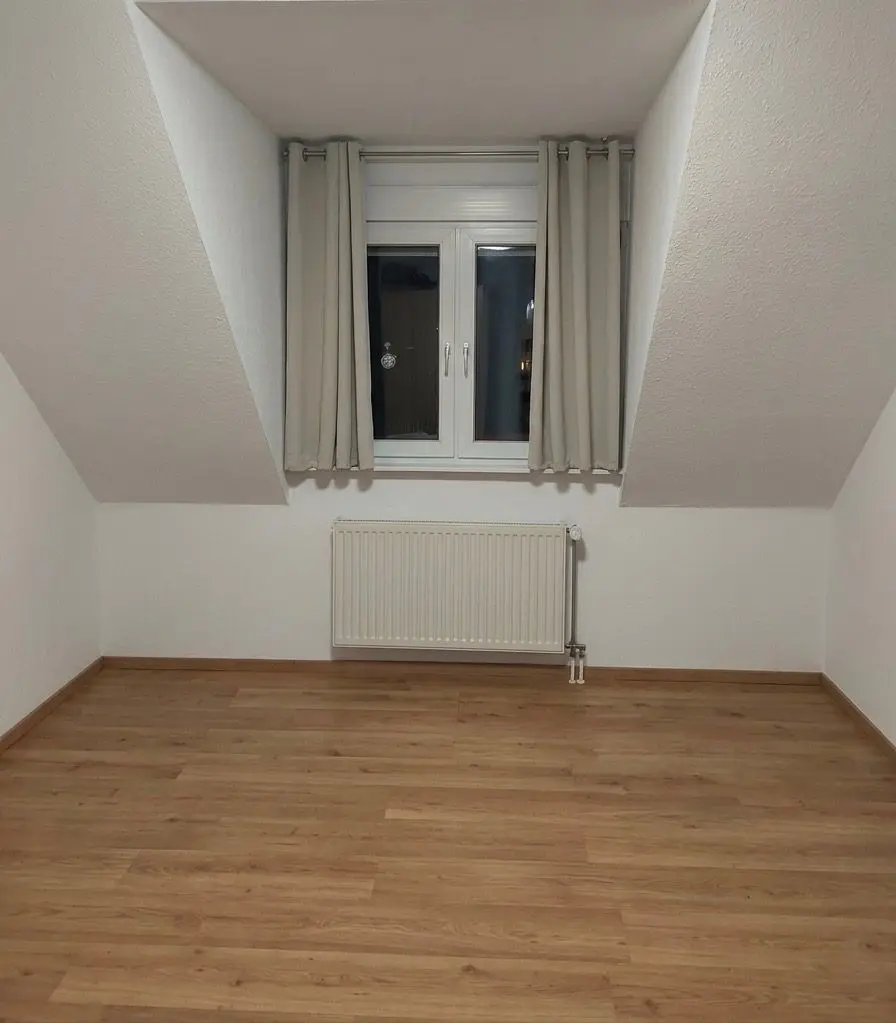 Leeres Dachgeschosszimmer