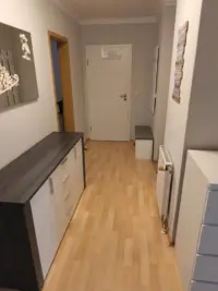 Heller Flur mit Möbeln