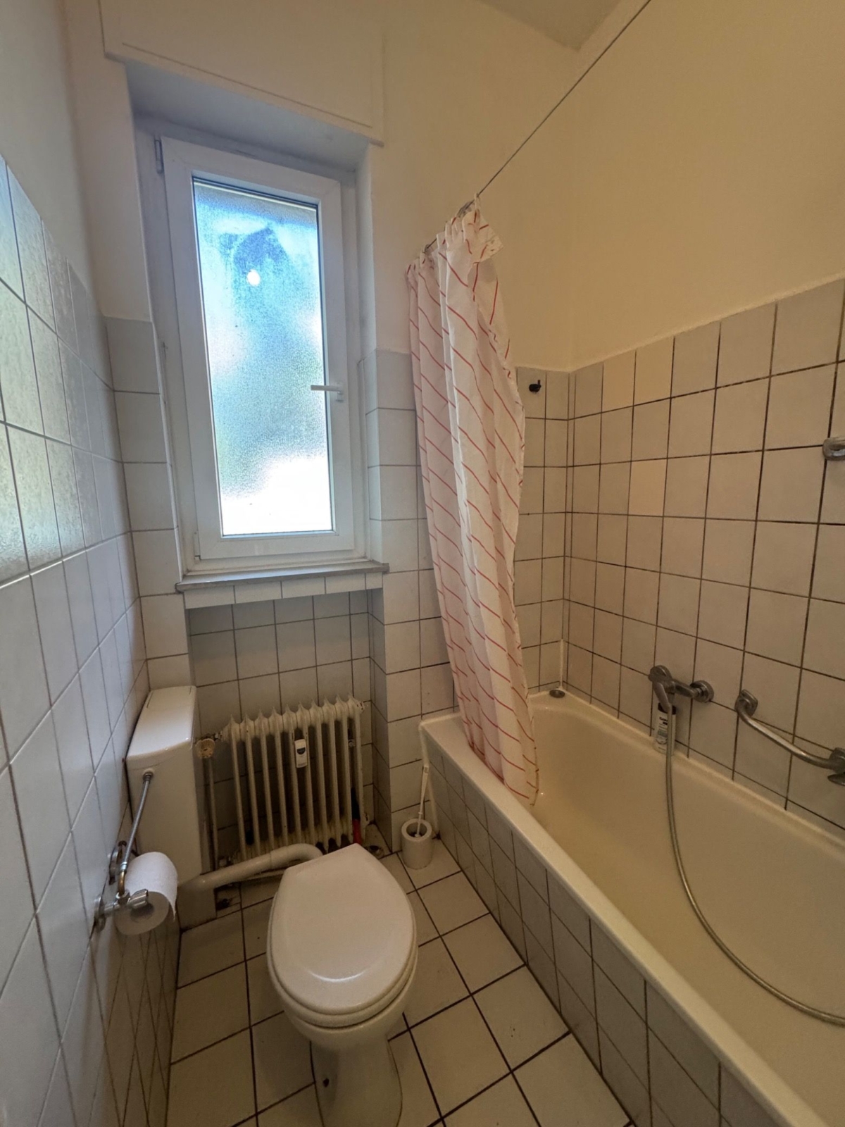 Helles Badezimmer mit Wanne