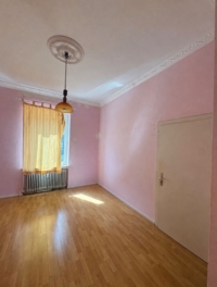 Helles Wohnzimmer mit Fenster