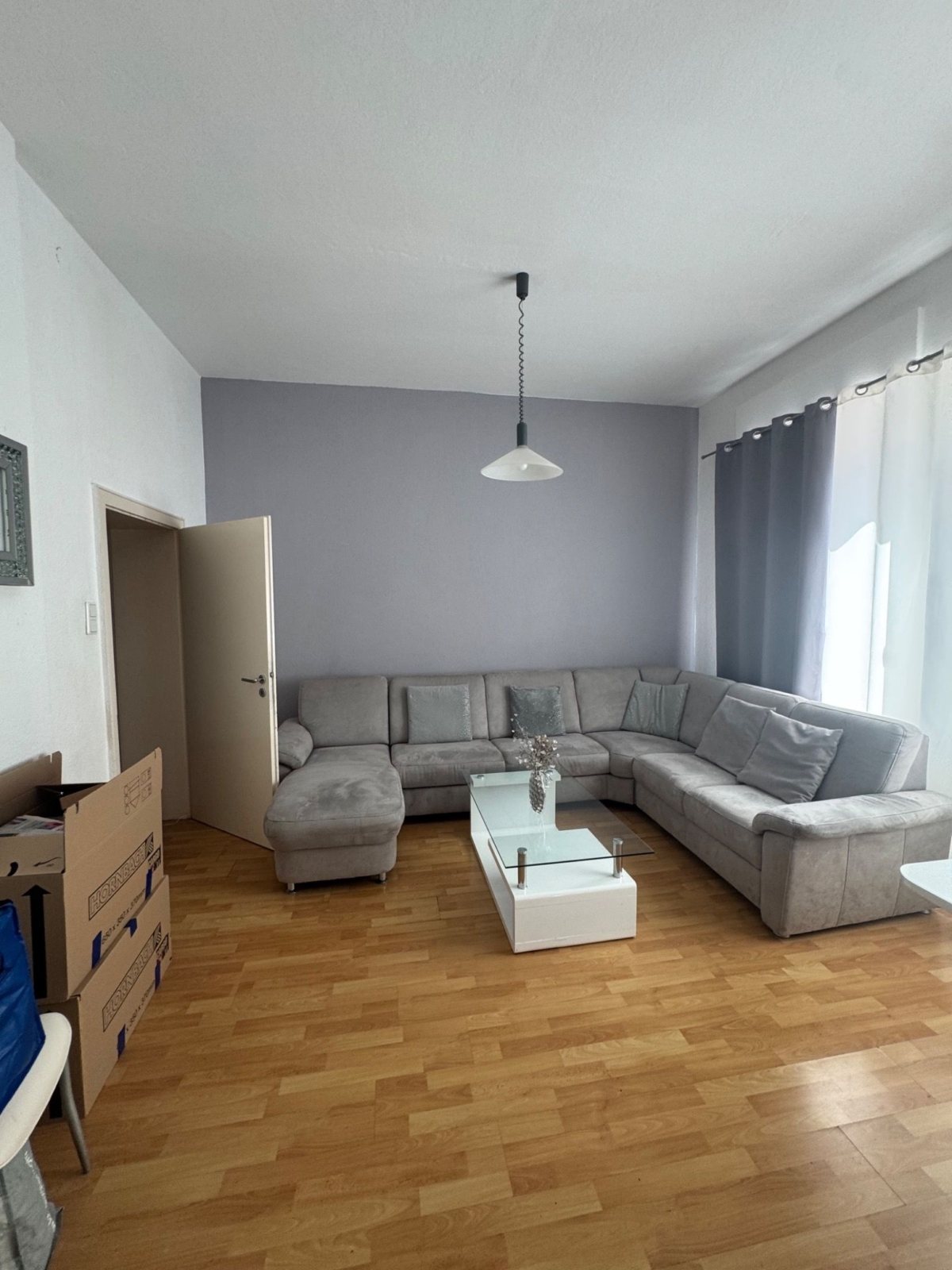 Modernes Wohnzimmer mit Sofa