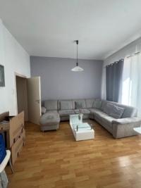 Modernes Wohnzimmer mit Sofa