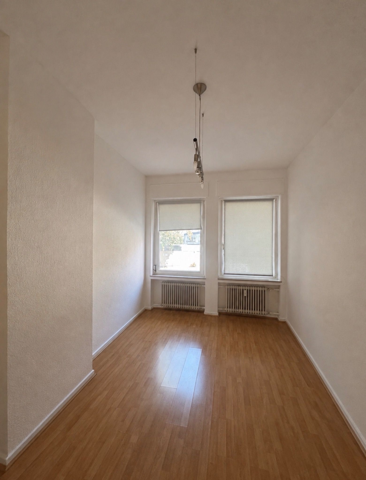 Helles Wohnzimmer mit Parkett