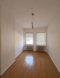 Helles Wohnzimmer mit Parkett