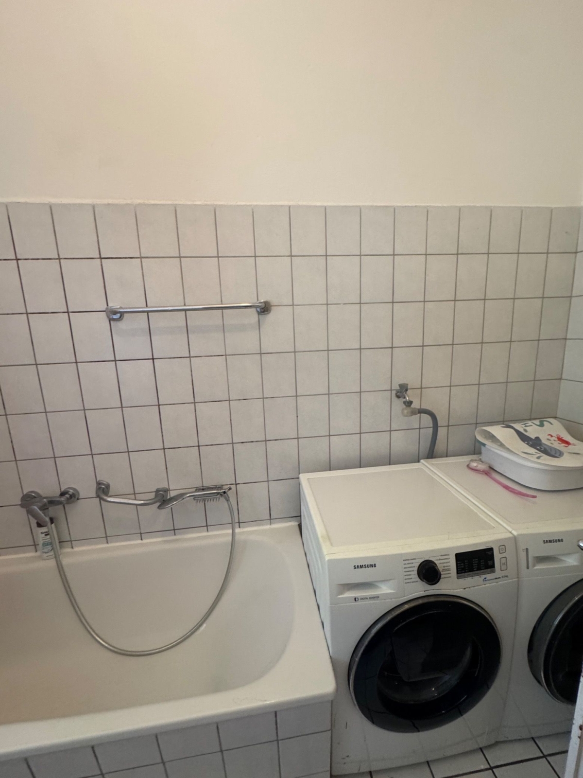 Badezimmer mit Waschmaschine