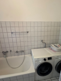 Badezimmer mit Waschmaschine