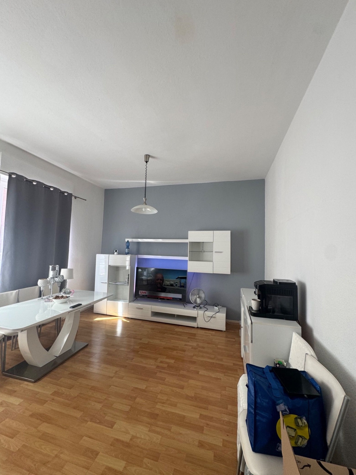 Helles Wohnzimmer mit TV