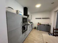 Moderne Küche mit Geräten