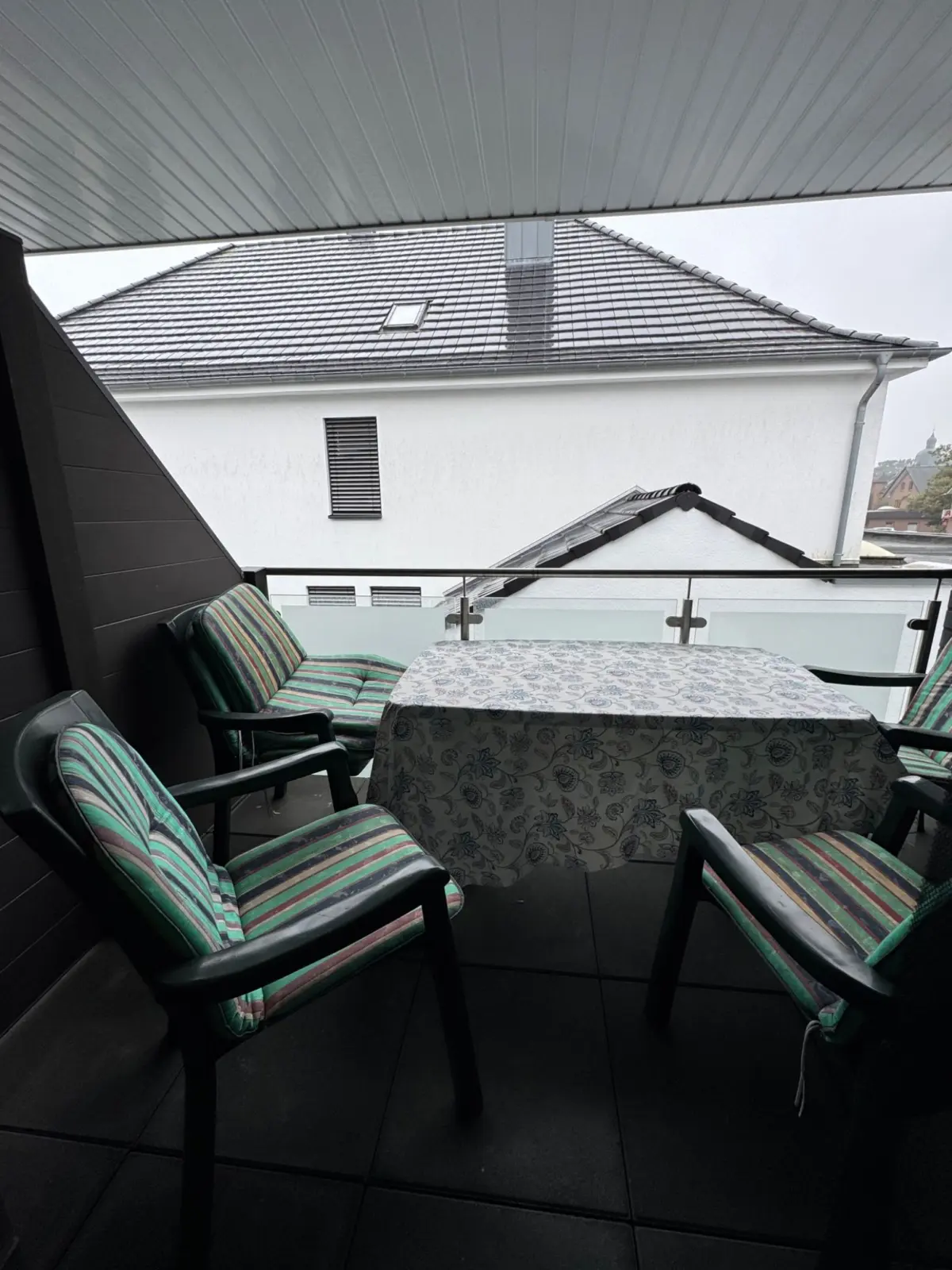 Überdachter Balkon mit Möbeln