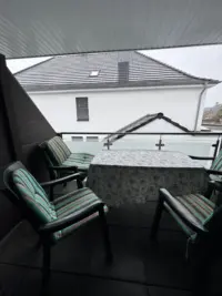Überdachter Balkon mit Möbeln