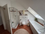 Helles Badezimmer mit Dachfenster - 2-Zimmer-Wohnung mit Einbauküche und Garage mitten in Bersenbrück!