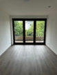 Helles Wohnzimmer mit Balkon - WG-Zimmer! – Sanierte 4-er WG sucht neue Mieter!