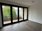 Wohnzimmer mit Balkonblick - WG-Zimmer! – Sanierte 4-er WG sucht neue Mieter!