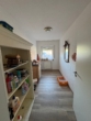Flur mit Regal und Fenster