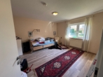 Helles Zimmer mit Teppich