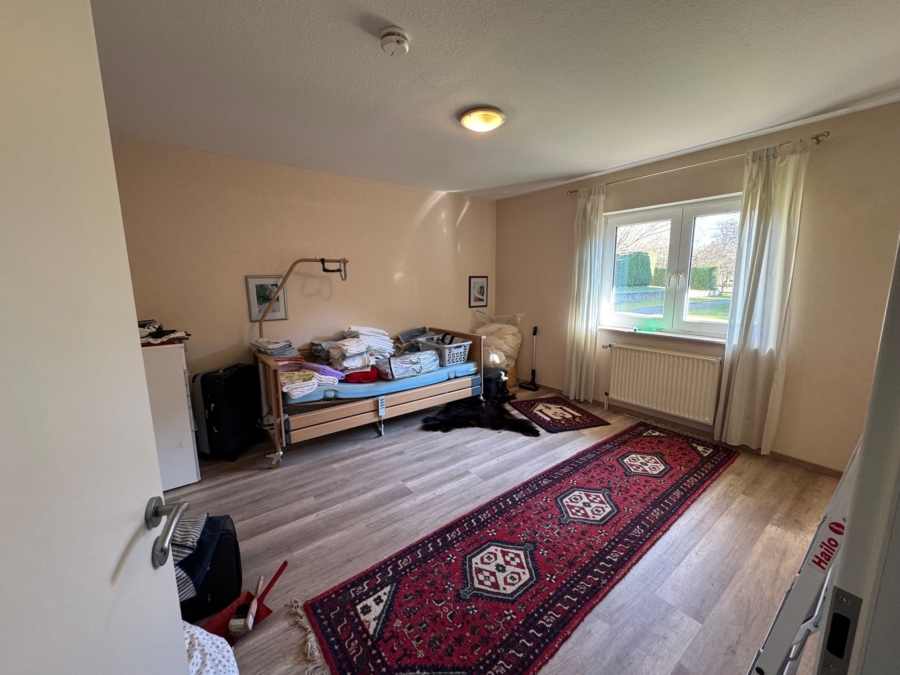 Helles Zimmer mit Teppich