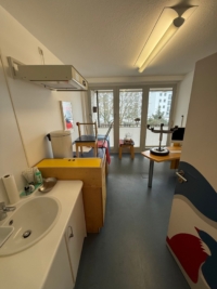 Helles Praxisbüro mit Fenster