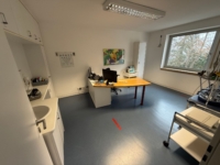 Helles Büro mit Schreibtisch