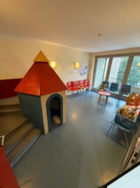 Wartezimmer mit Spielbereich