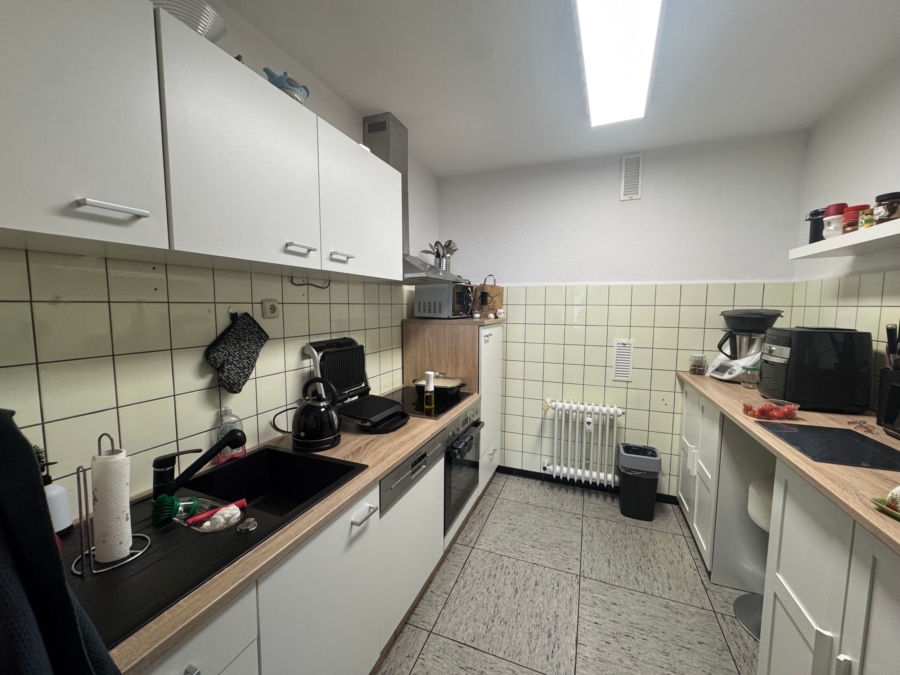 Moderne Küche mit Geräten